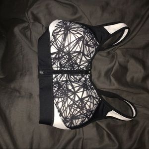 Zip down in the front sports bra 😎